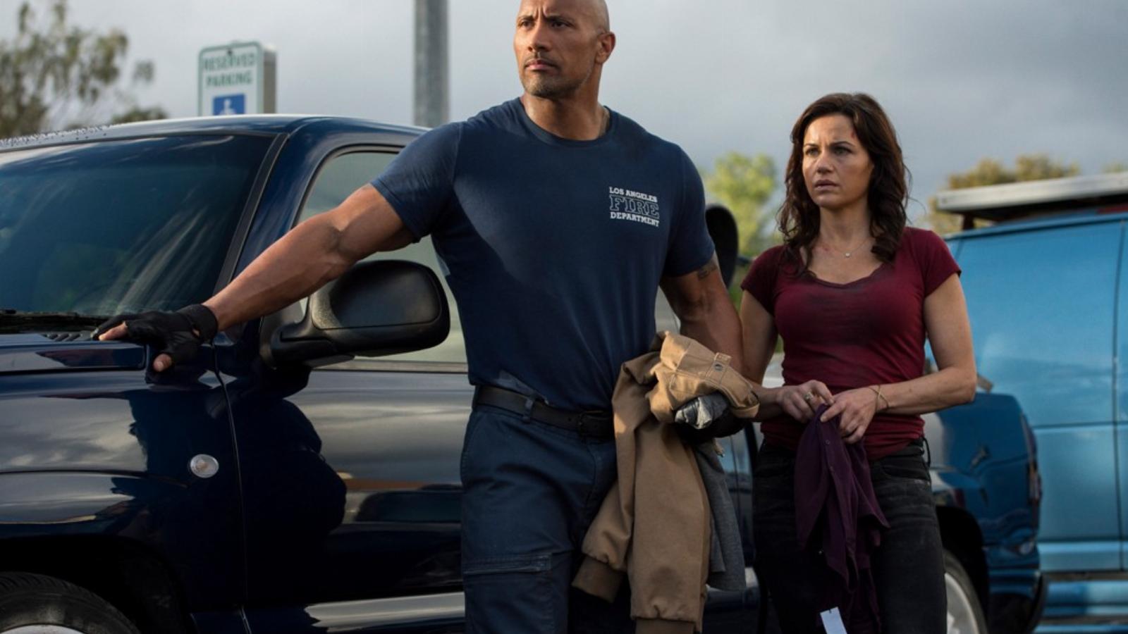 Dwayne Johnson a halálos iramú autókázásból a Föld gyilkos erejű rengésének kellős közepébe kerül, partnere Carla Gugino FORRÁS: