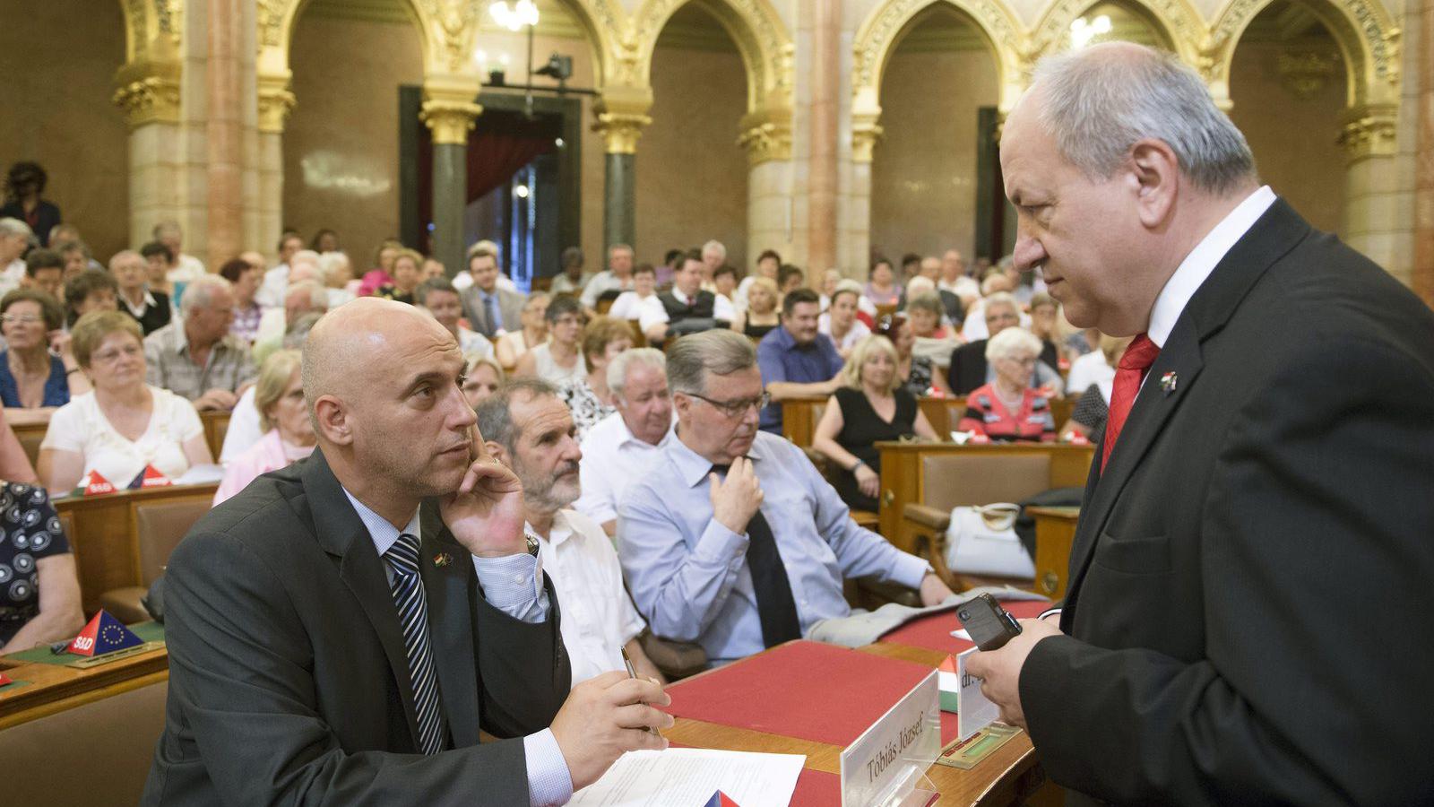 Tóbiás József, az MSZP elnöke  és Korózs Lajos szocialista országgyűlési képviselő, a rendezvény házigazdája az Európai Szociali