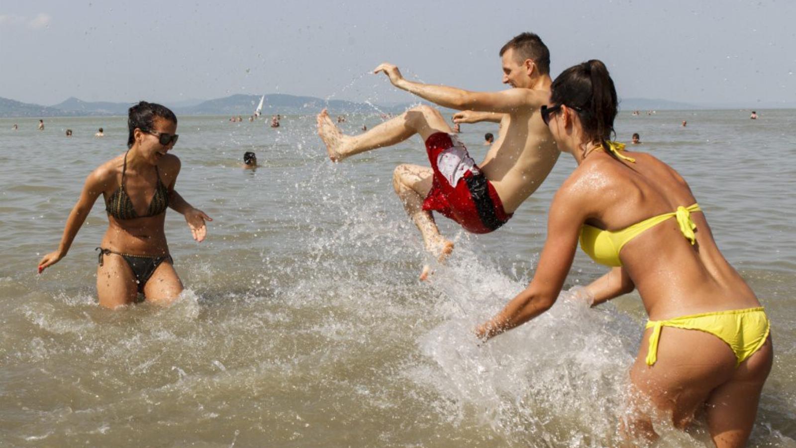 Csúcsra járt a hét végén a Balaton, volt olyan strand, ahol kitették a megtelt táblát FOTÓ: MTI/VARGA GYÖRGY