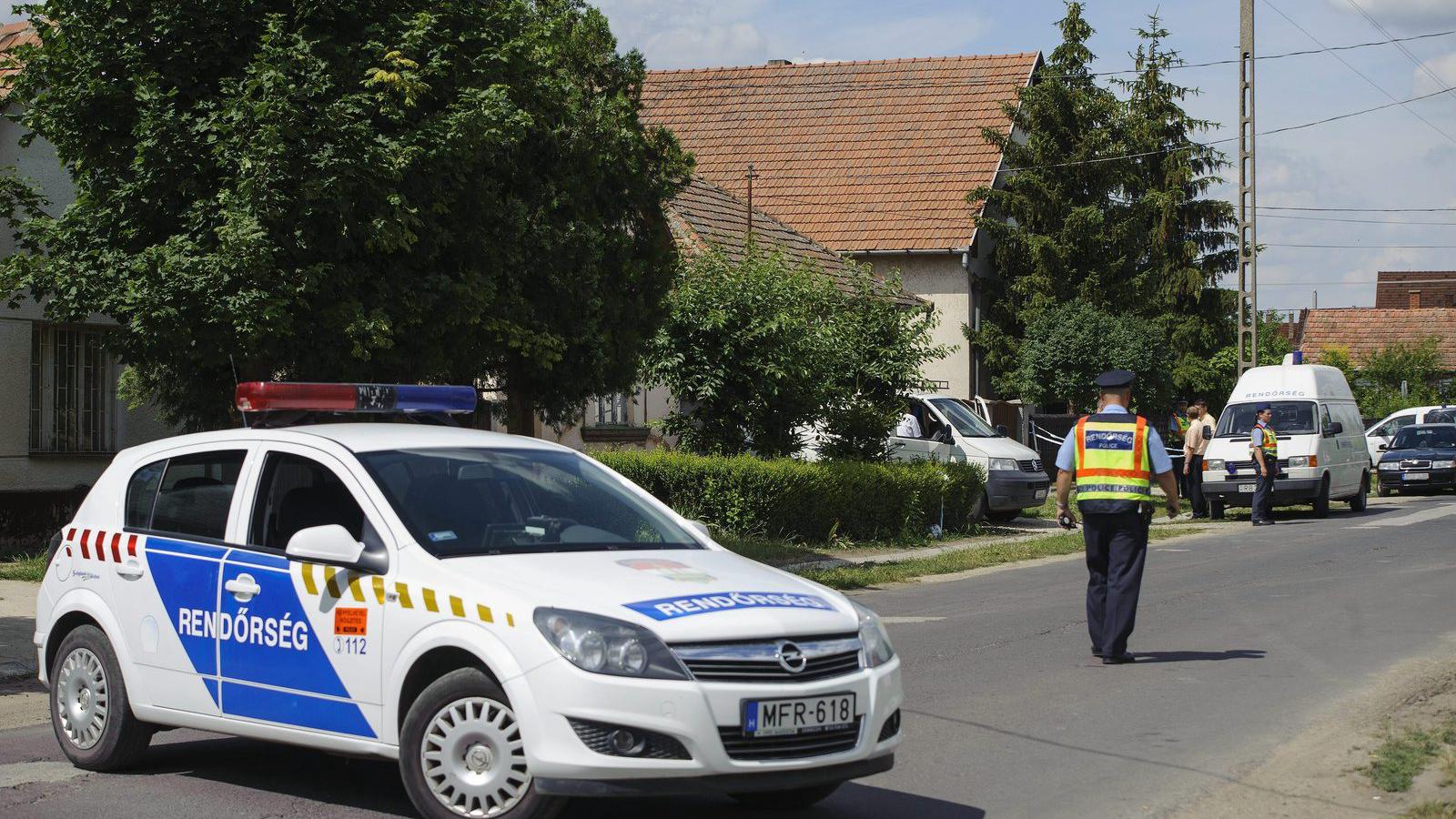  Rendőrök biztosítják a helyszínt Balmazújvárosban, ahol egy családi házban megölte feleségét és két fiát, majd magával is végze