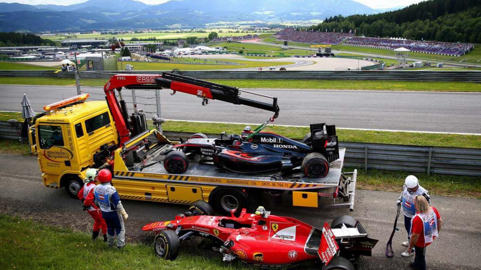 Az ütközést Kimi Raikkönen és Fernando Alonso is sértetlenül megúszta FOTÓ: EUROPRESS/GETTY IMAGES/DAN ISTITENE