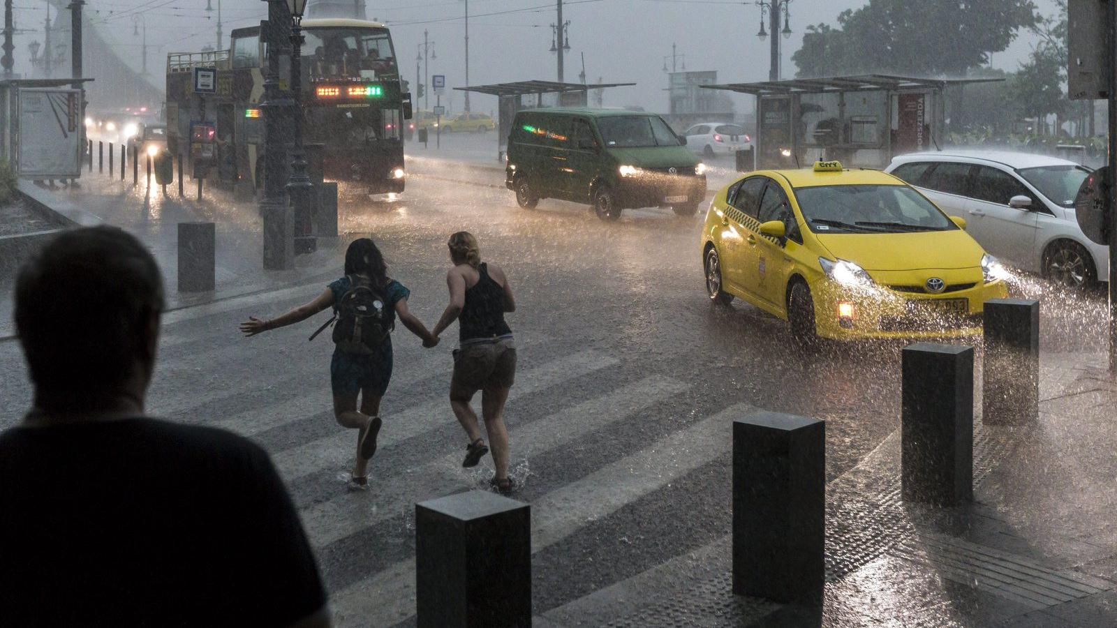 Így tombolt a vihar Budapesten július 8-án. MTI Fotó: Szigetváry Zsolt