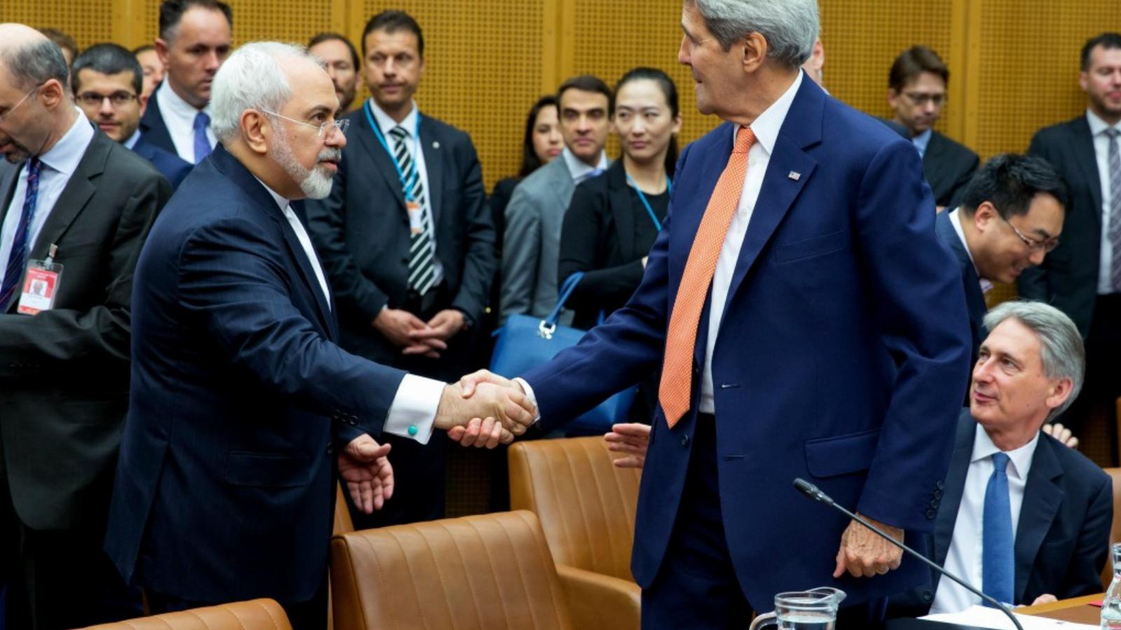 Mohammad Dzsavad Zarif és John Kerry „történelmi” kézfogása – sok órát vitatkoztak FOTÓ: EUROPRESS/PHOTOTHEK