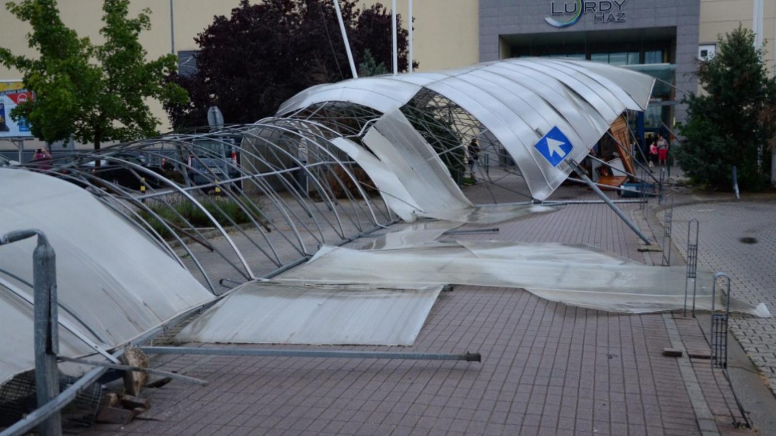 A Lurdy-ház parkolójában összedőlt a fémvázas szerkezet FOTÓ: MTI/MIHÁDÁK ZOLTÁN