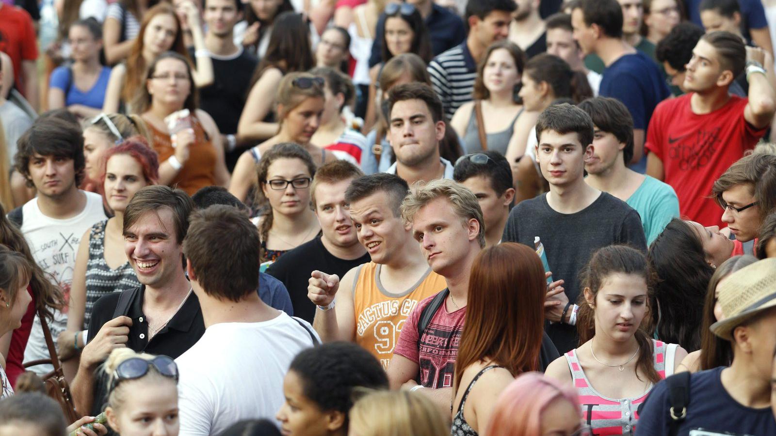 Érdeklődők a Pont Ott Parti hivatalos ponthatárváró rendezvényen a Nemzeti Közszolgálati Egyetem előtt 2015. július 23-án. Ezen 