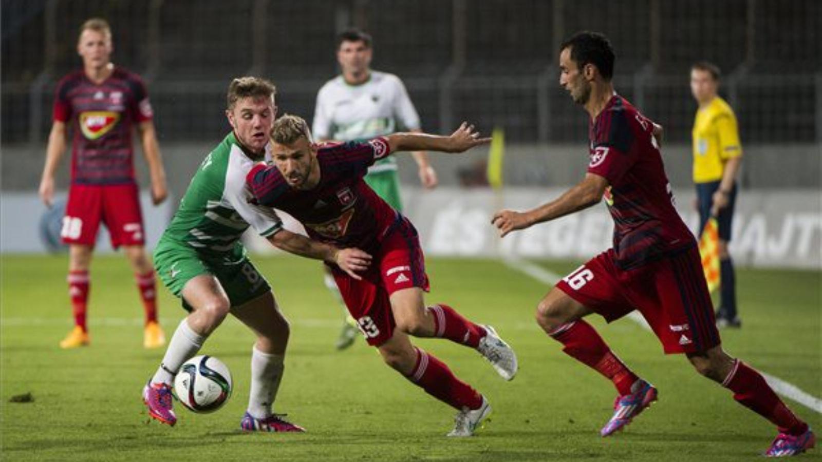 A walesi Sam Finley, valamint Dinko Trebotic (k) és Filipe Oliveira (j), a Videoton játékosai a visszavágón. MTI FOTÓ: Illyés Ti