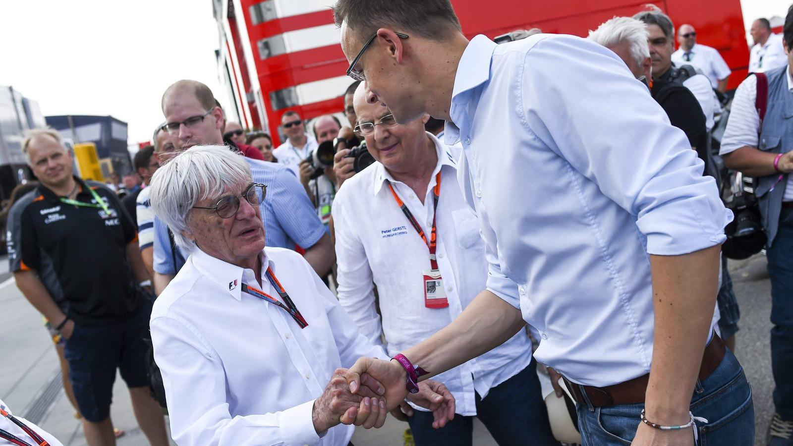 Bernie Ecclestone, a Forma-1 kereskedelmi jogait birtokló brit üzletember itt Szijjártó Péter külgazdasági és külügyminiszterrel