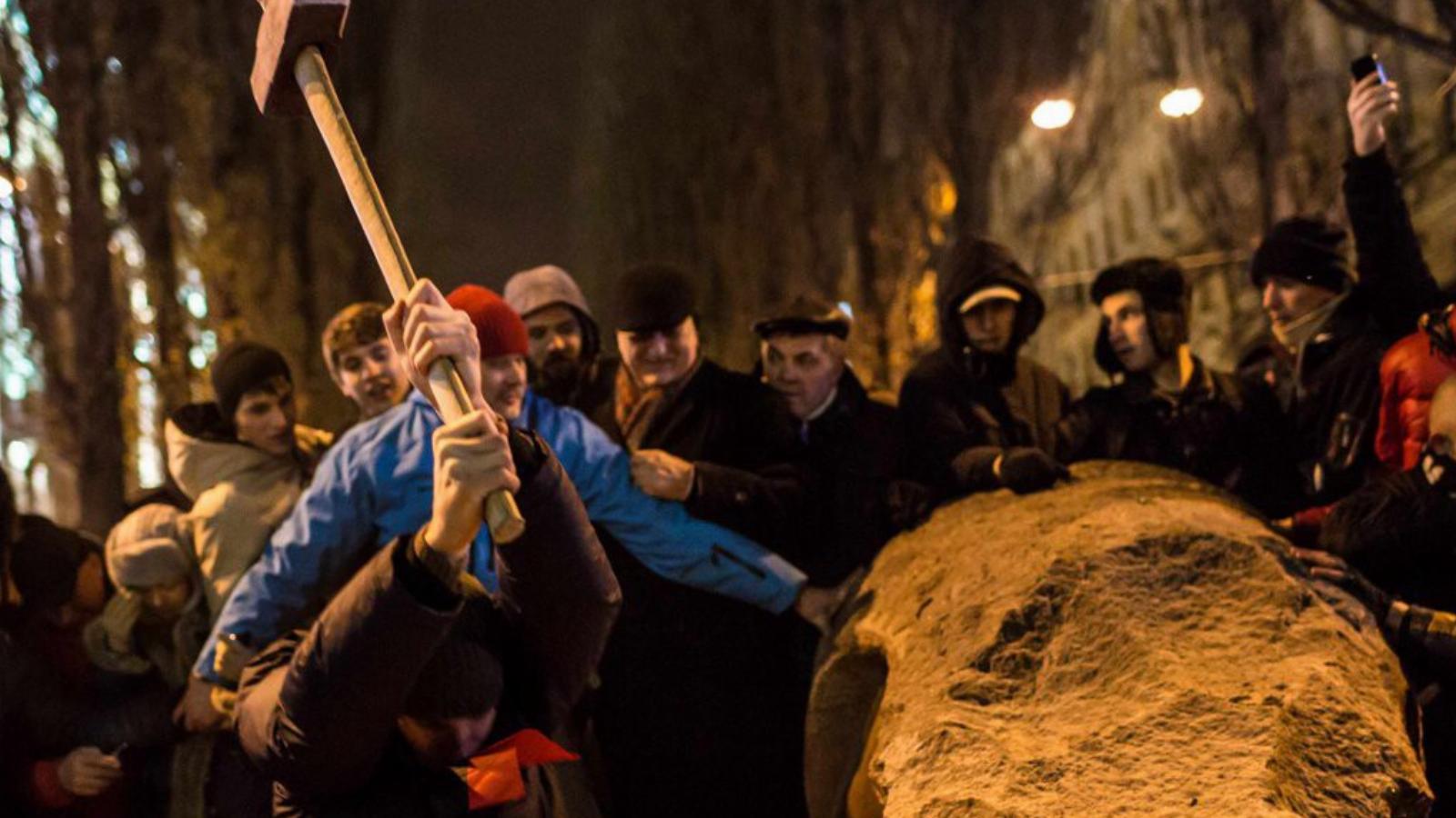 Lenin szobrát is ledöntötte a feldühödött tüntető tömeg FOTÓ: EUROPRESS/GETTY IMAGES/BRENDAN HOFFMAN