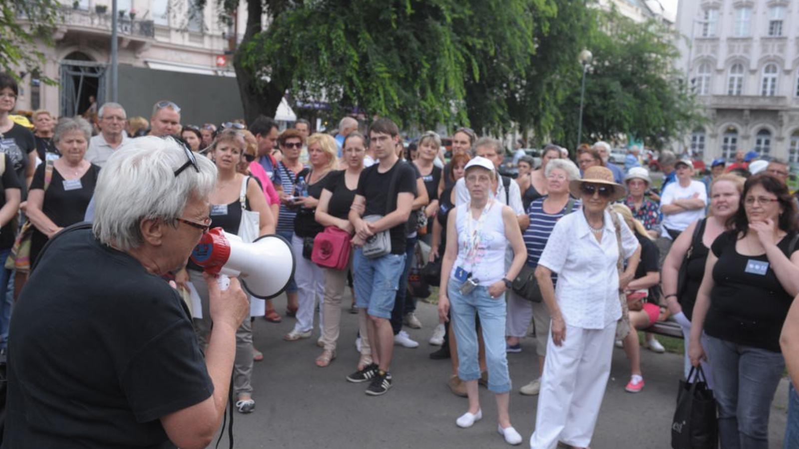 Az Őszintén az Egészségügyről Akciószövetség demonstrációjának résztvevői a belvárosi József nádor téren július 1-én. Fotó: Tóth