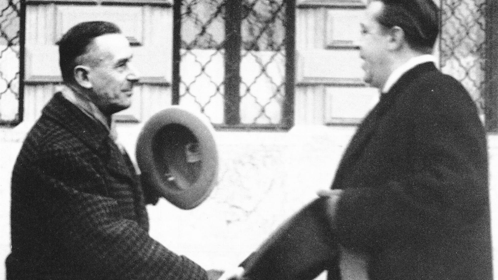 Thomas Mann és Márai Sándor kézfogása FOTÓ: WIKIMÉDIA