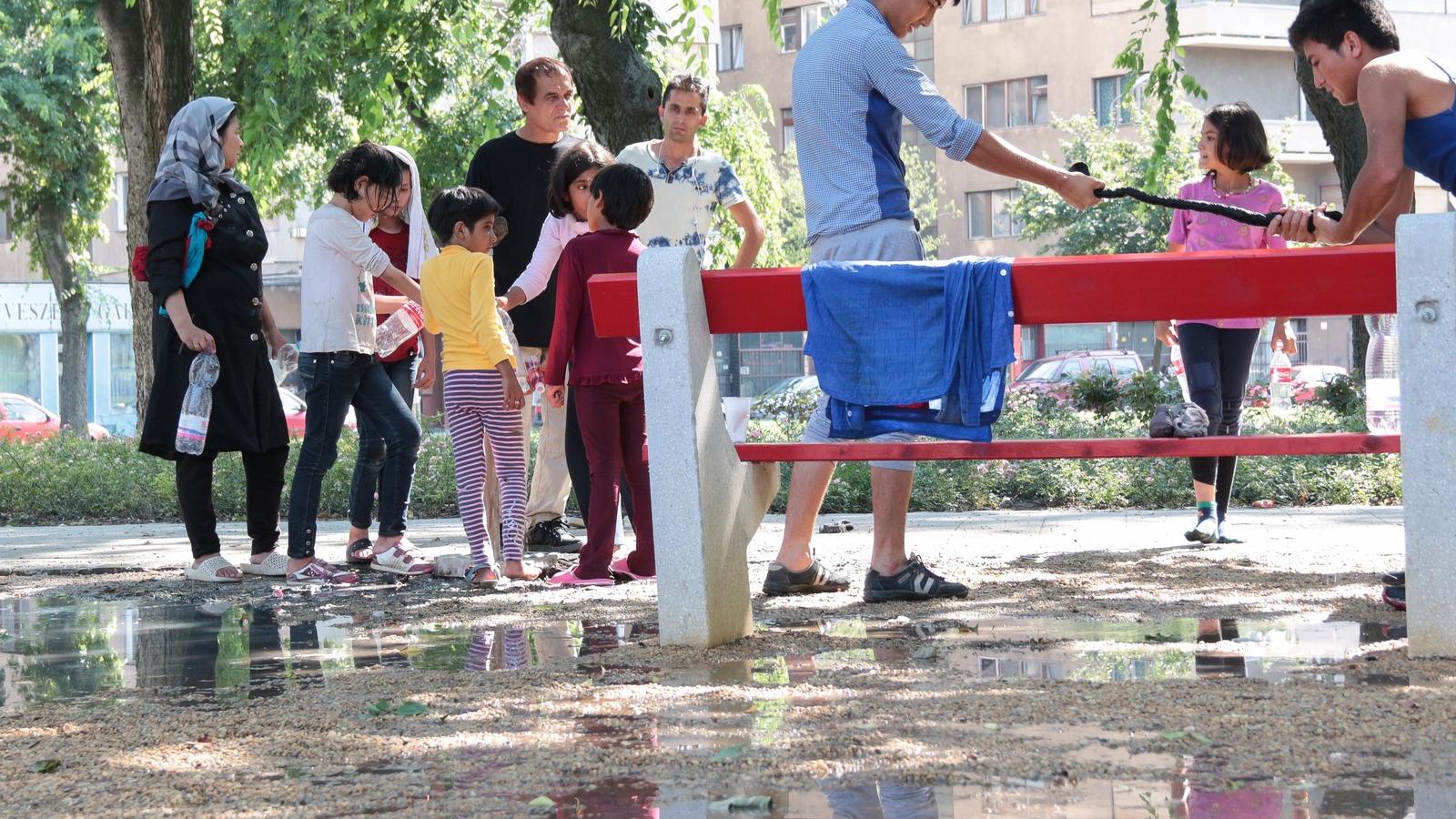 Menekültek a budapesti II. János Pál pápa téren FOTÓ: MOLNÁR ÁDÁM