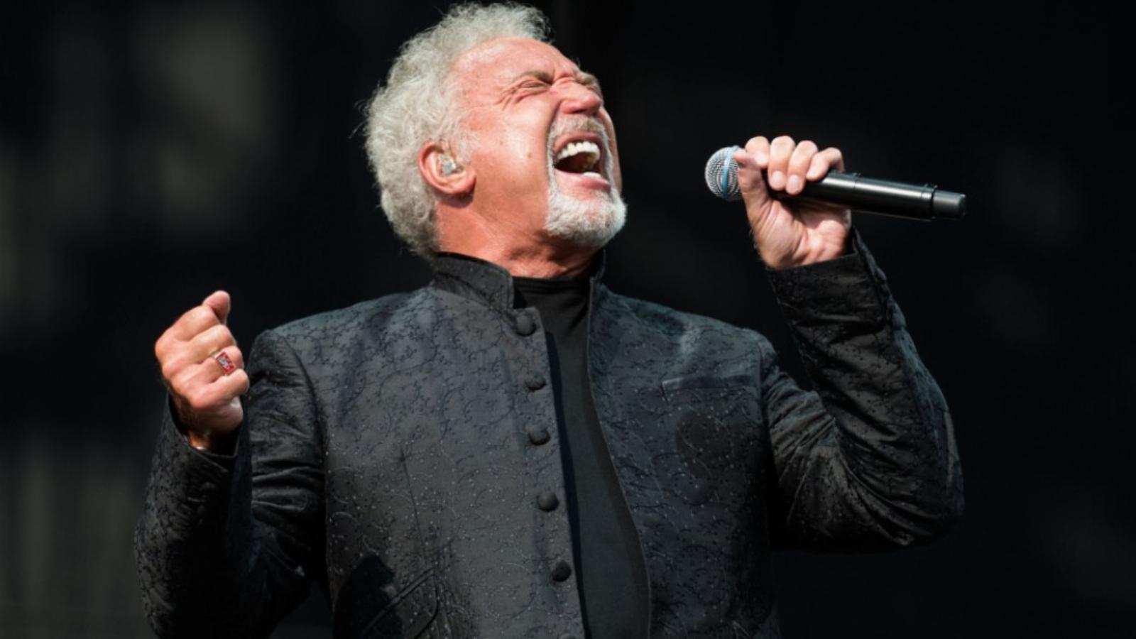 Tom Jones bombaformában FOTÓ: EUROPRESS/GETTY IMAGES/SAMIR HUSSEIN