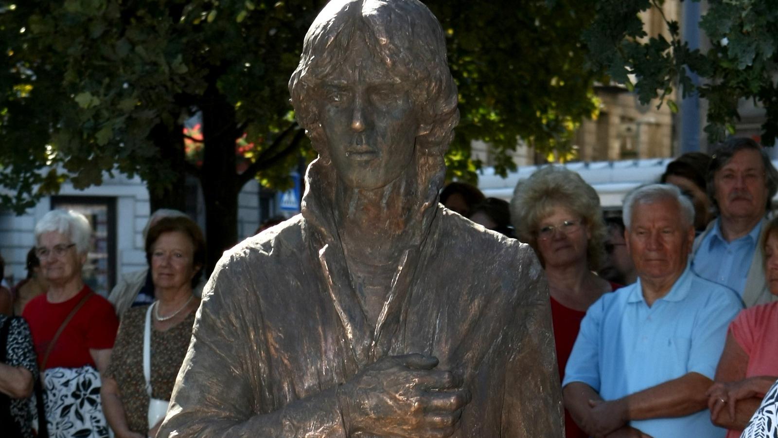 A budapesti Cseh Tamás szobor a XI ker Gellért téren Fotó:Népszava 