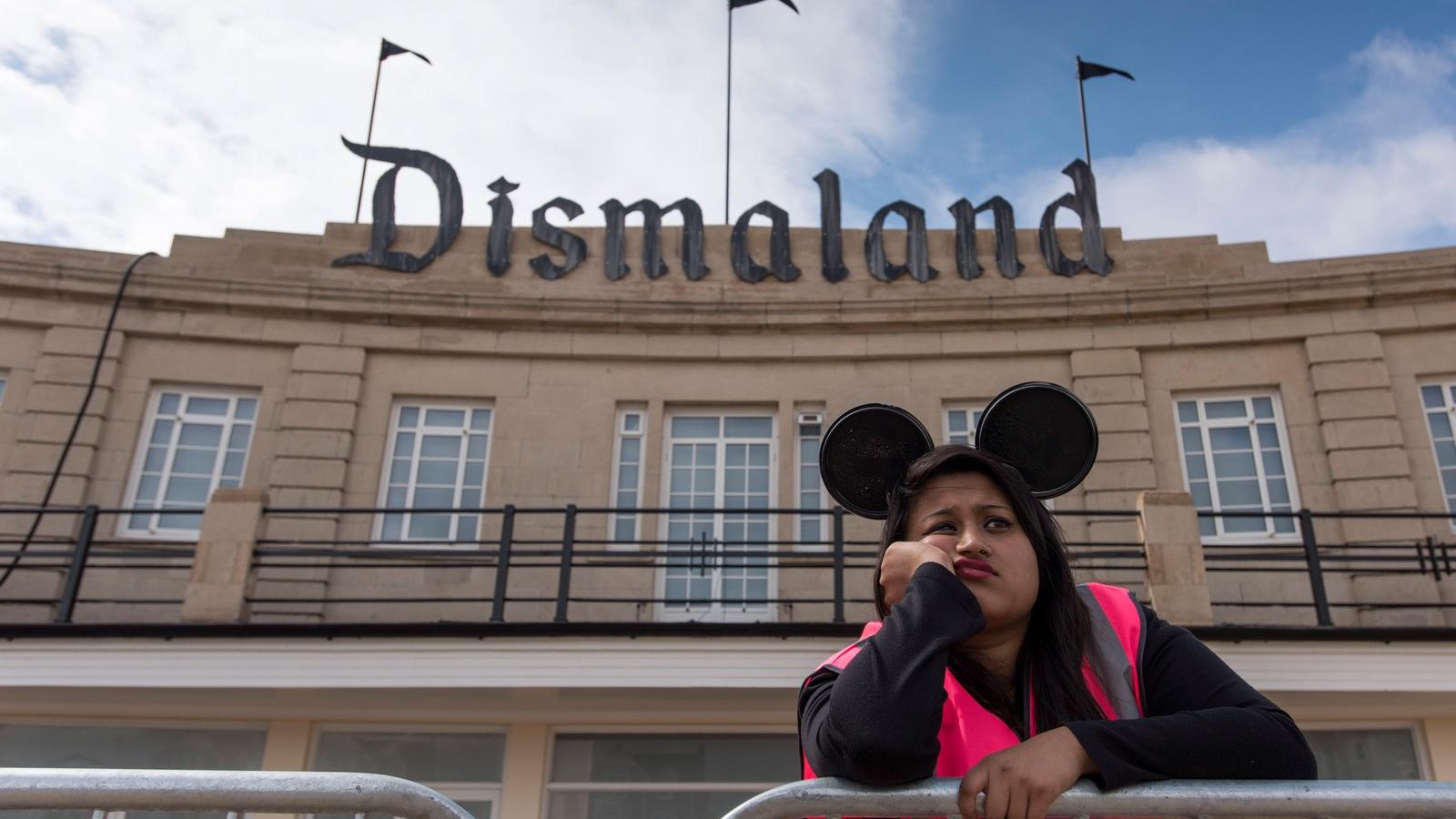 Dismaland-del, avagy a "komorparkkal" tart görbe tükröt a társadalmi problémáknak Banksy FOTÓK: Matthew Horwood/Getty Images