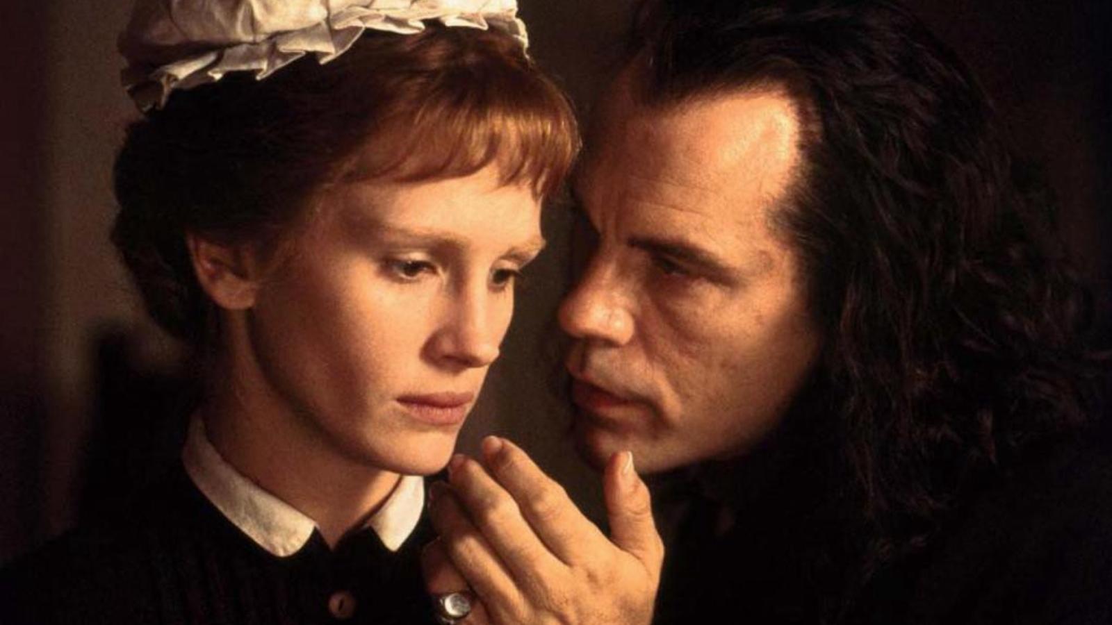 Julia Roberts és John Malkovich Robert Louis Stevenson Dr. Jekyll és Mr. Hyde regényéből 1996-ban készült fi lmben, melyet Magya