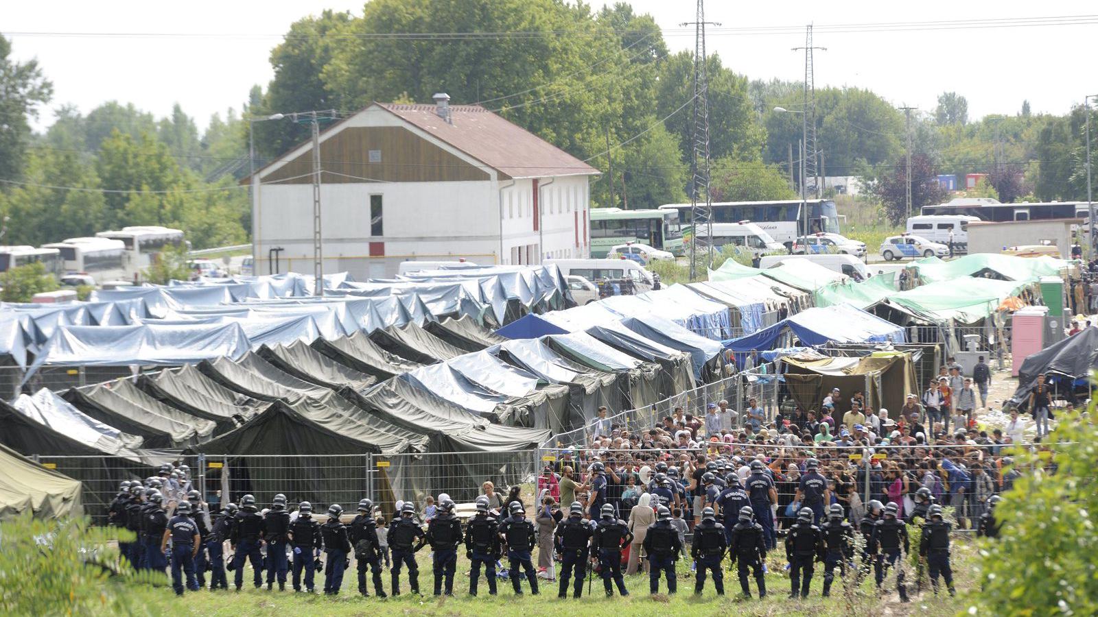 Rendőrök és tiltakozó migránsok a röszkei hangárnál 2015. szeptember 4-én. Az idegenrendészeti előállítóhelyről két hullámban mi