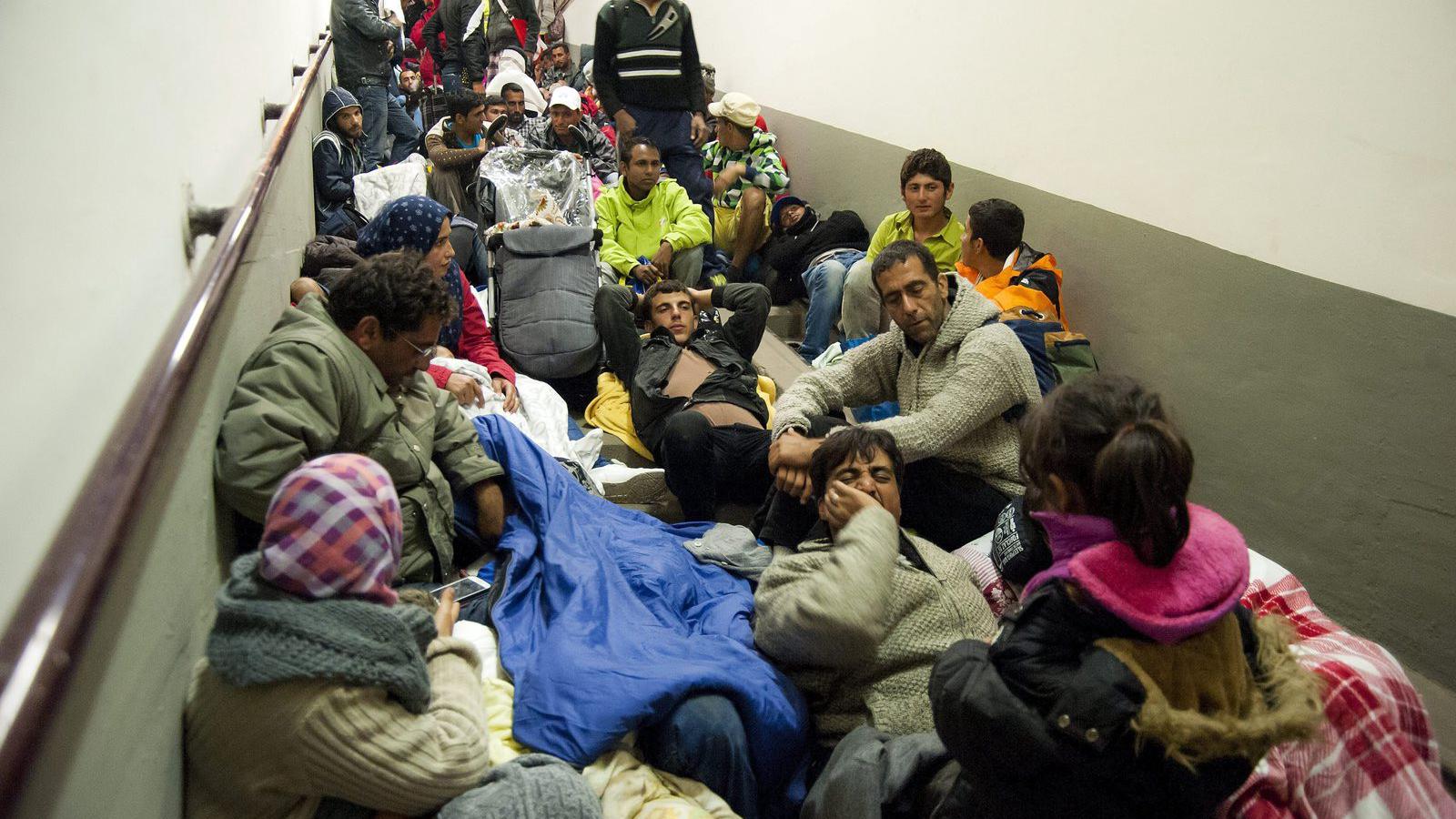 A vámosszabadi befogadó állomásról induló, Nyugat-Európába tartó menekültek Károlyházán várnak a Hegyeshalom irányába haladó vo