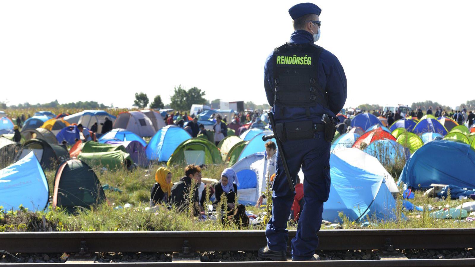  Rendőrök őrzik a sátrakban várakozó menekülteket Röszkén, a Dugonyi úton kialakított rendőrségi gyűjtőpontnál MTI Fotó: Kelemen