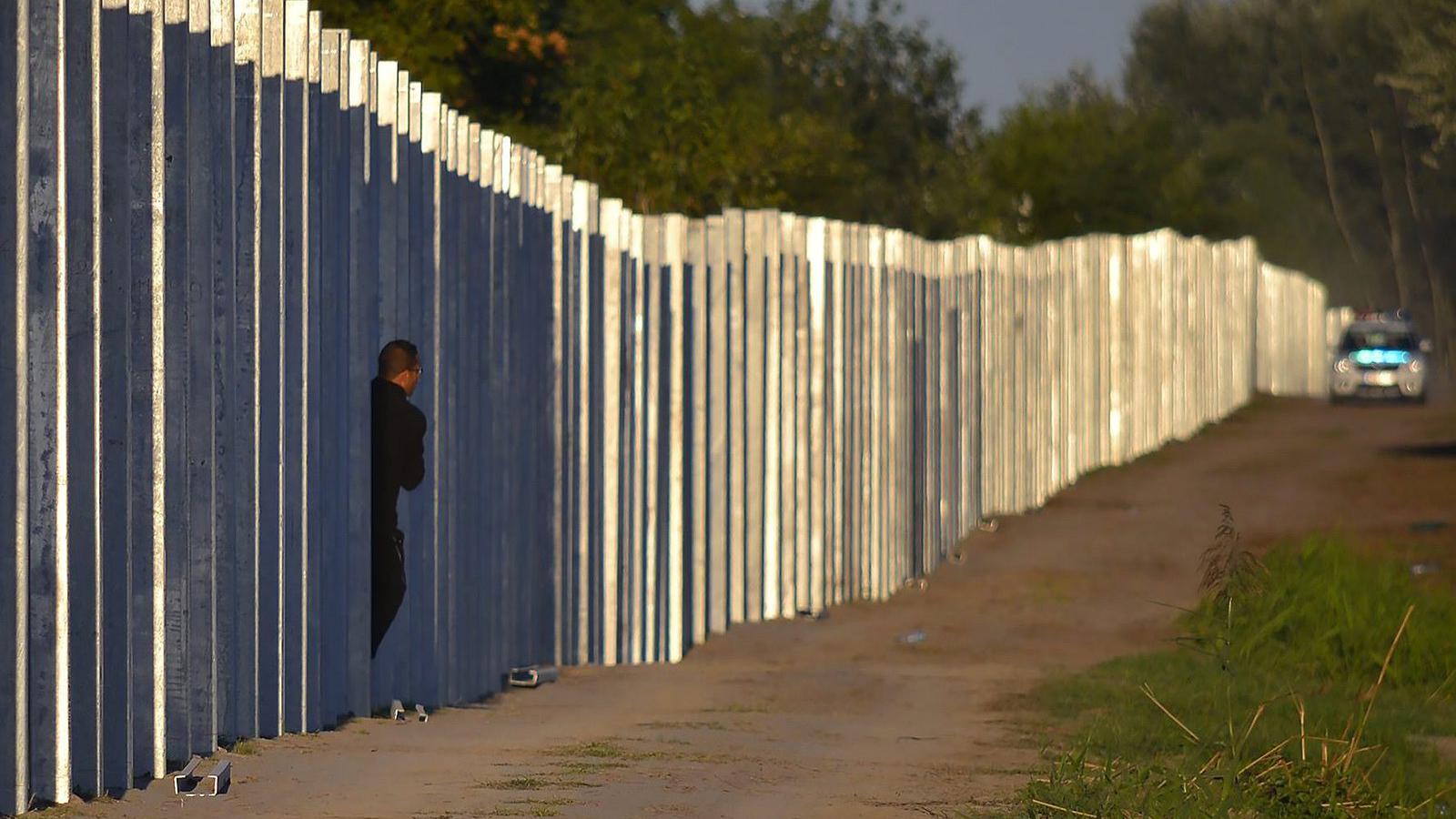 A kerítés a Horgos-Szeged vasútvonal közelében, Röszke határában 2015. szeptember 7-én. MTI Fotó: Molnár Edvárd