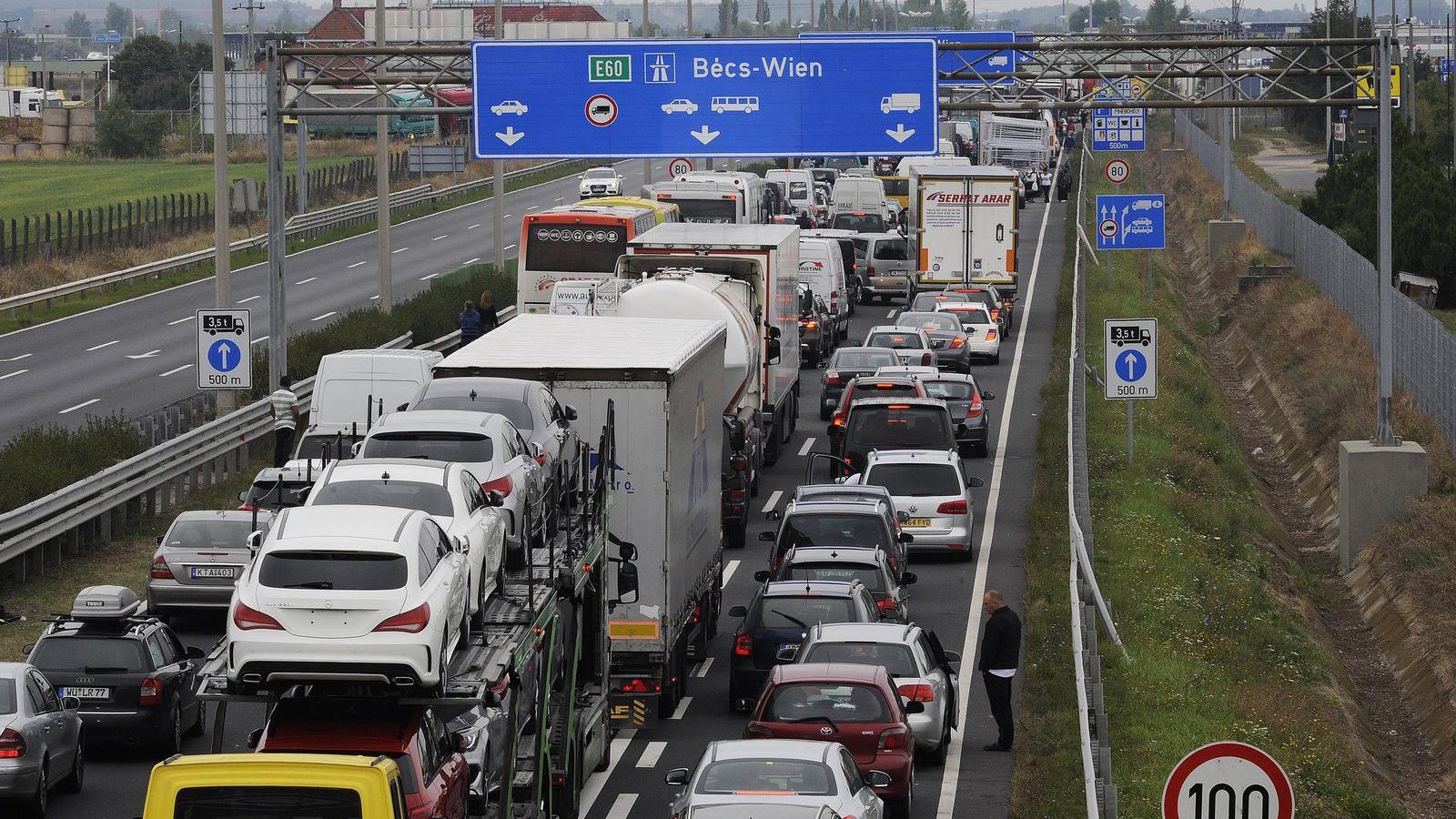 Torlódás az M1-es autópálya Bécs felé vezető oldalán 2015. szeptember 11-én Hegyeshalom közelében. MTI Fotó: Filep István