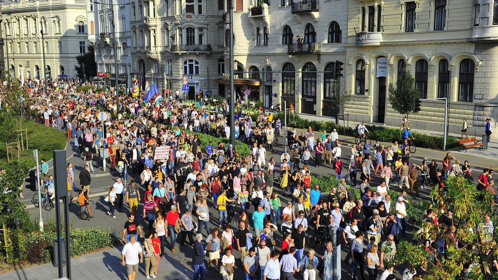 Gyülekeznek a résztvevők a Szabad sajtó útján. MTI Fotó: Komka Péter