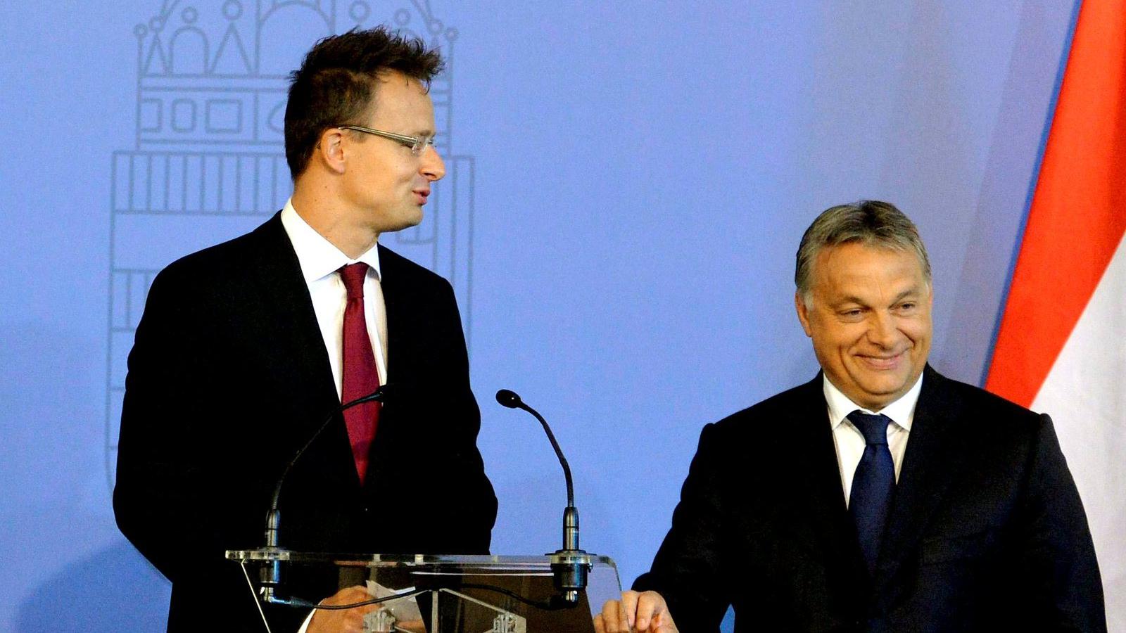 A jókedvű kölügyminiszter szintén jókedvű főnöke, Orbán Viktor kormányfő társaságában a külgazdasági és külügyminiszter a misszi