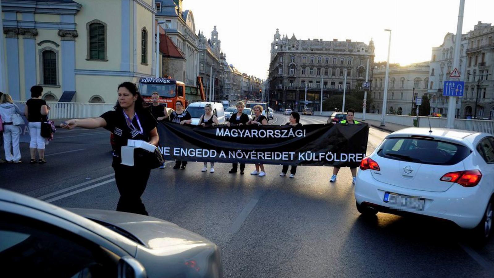 Tizennyolc perces tiltakozás az Erzsébet hídon 2015. szeptember 2-án az egészségügyi szférában dolgozók alacsony jövedelme miatt