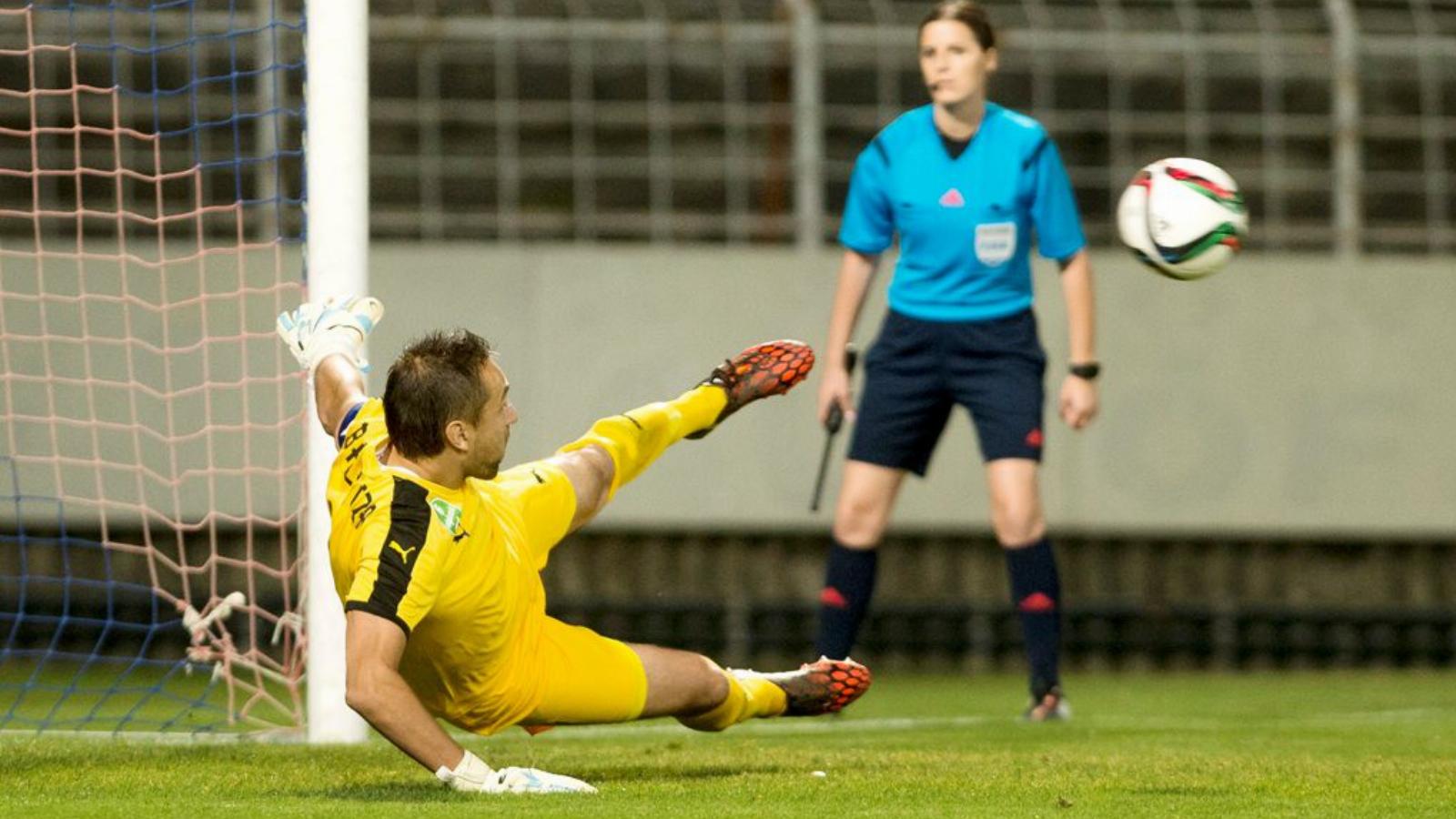 Folytatódott a lilák vesszőfutása az NBI-ben. Az újpesti Balajcza verve volt Gyurcsó (Videoton) lövésénél FOTÓ: MTI/KOSZTICSÁK S