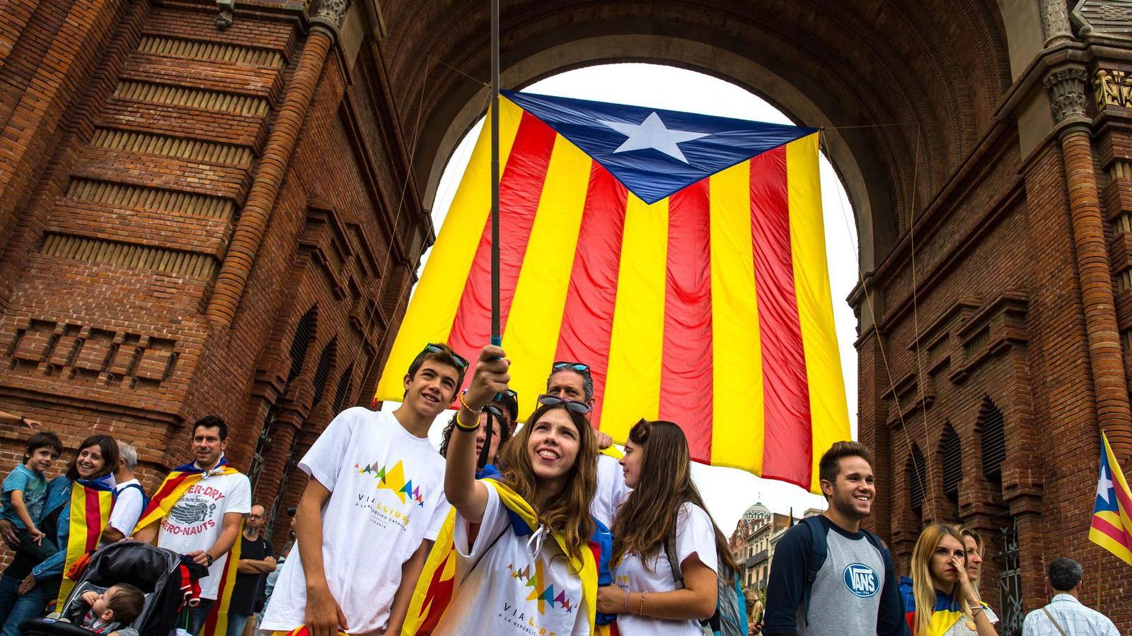 Készülnek a selfi e-k a függetlenségpártiak zászlaja előtt Barcelonában FOTÓ: EUROPRESS/GETTY IMAGES/DAVID RAMOS