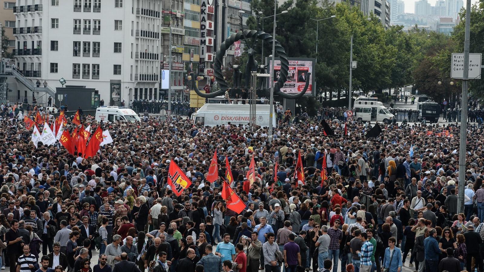 Megemlékezés a vérfürdő halottaira Ankarában. FOTÓ: Gokhan Tan/Getty Images