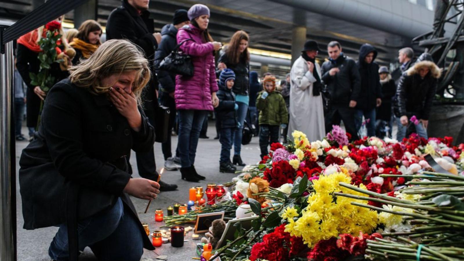 Mécsesekkel és virágokkal emlékeznek az áldozatokra a szentpétervári repülőtéren FOTÓ: EUROPRESS/GETTY IMAGES/ALEXANDER AKSAKOV