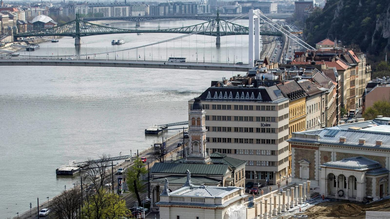 A Kaszinó épülete Várkert bazár aljában található (zöld tetővel, toronnyal)  Népszava fotó