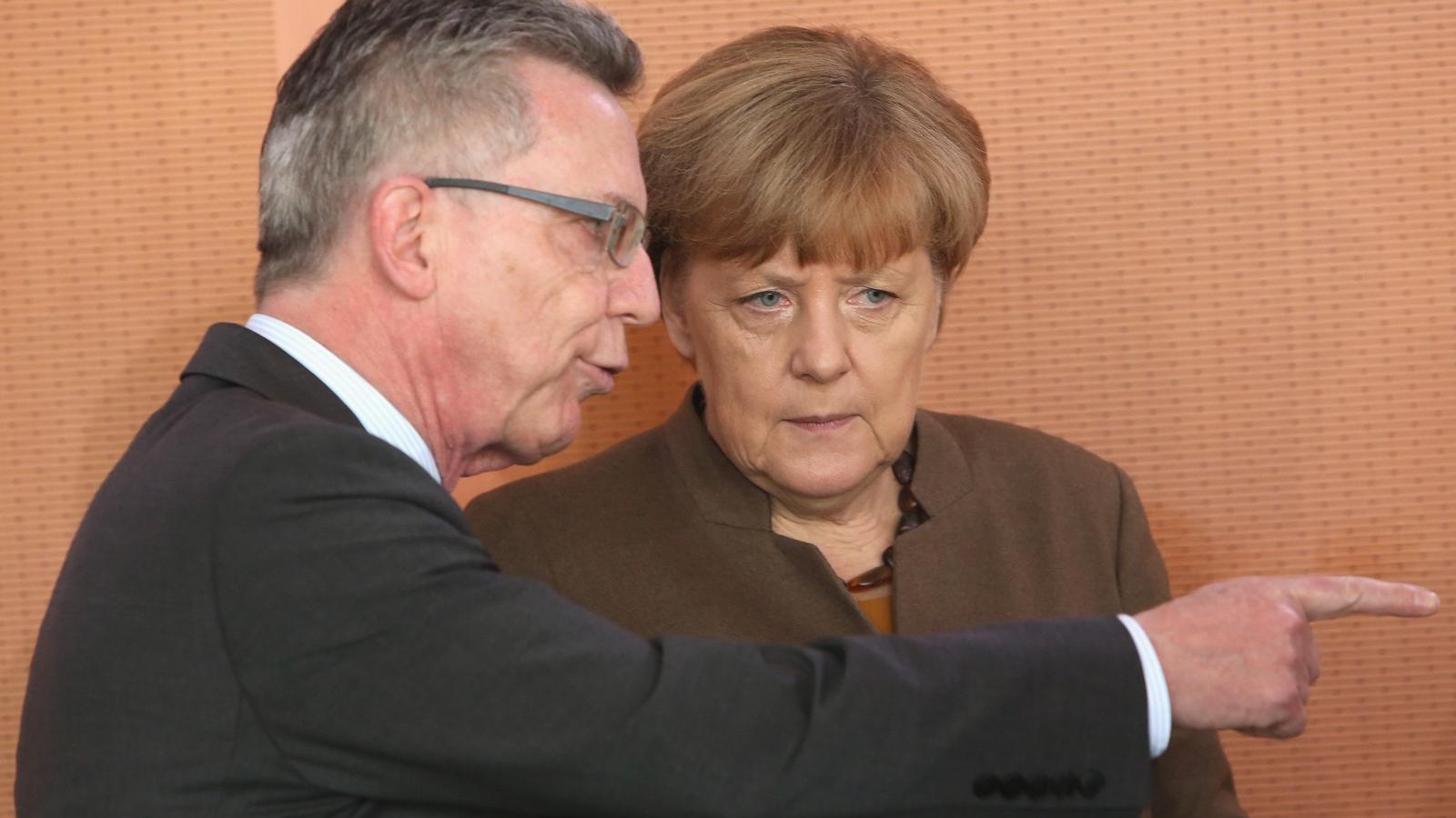 A belügyminiszter Merkellel. FOTÓ: Getty Images