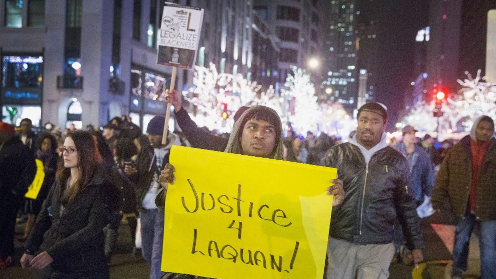 „Igazságot Laquannak” feliratú táblával vonultak fel a chicagói tüntetők FOTÓ: EUROPRESS/GETTY IMAGES/SCOTT OLSON