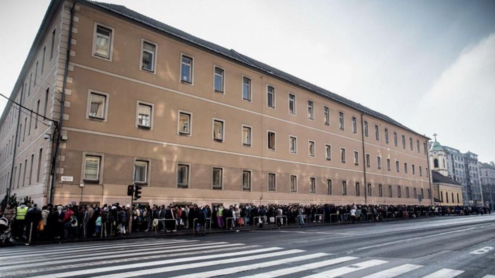 Ételre várva. A fotó december 24-én készült. forrás: Facebook.