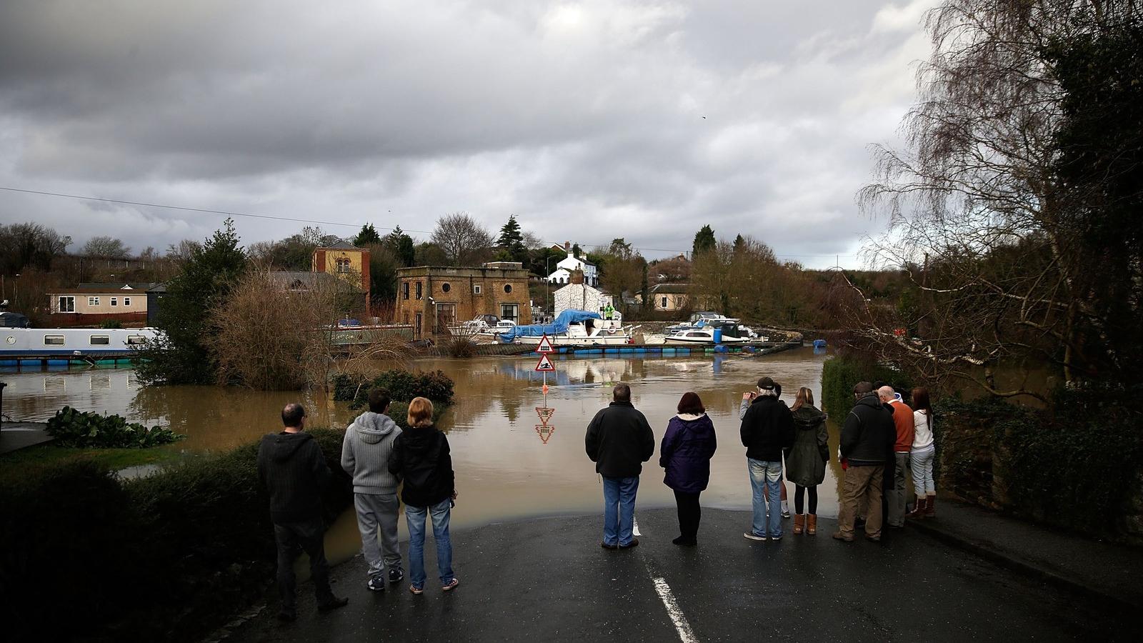 Helyiek nézik a medréből kilépett folyót Tovilban, 2013. december 25-én. Fotó: Matthew Lloyd/Getty Images