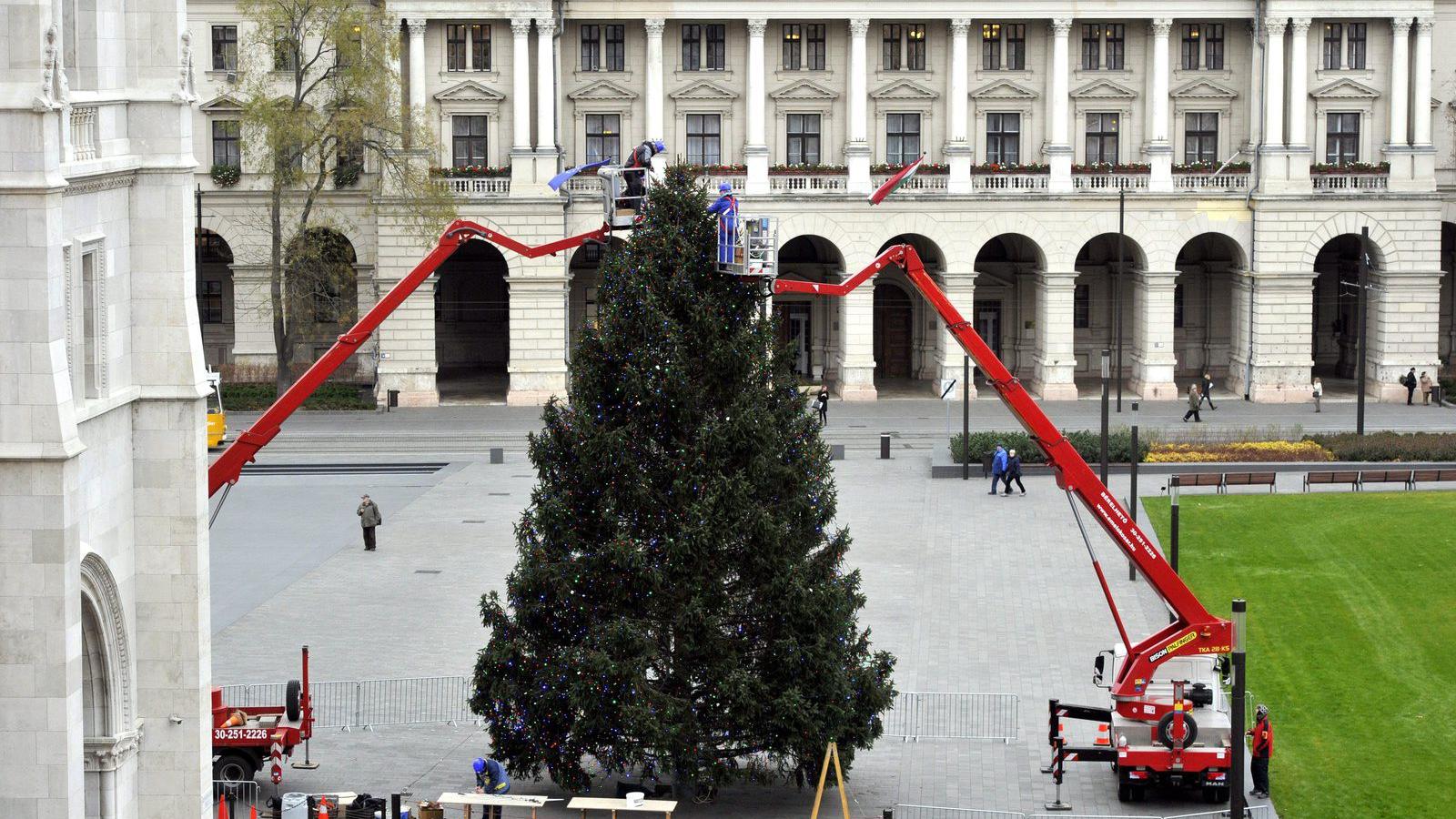 Fényfüzérekkel díszítik a fát az Országház előtt  MTI Fotó: Kovács Attila