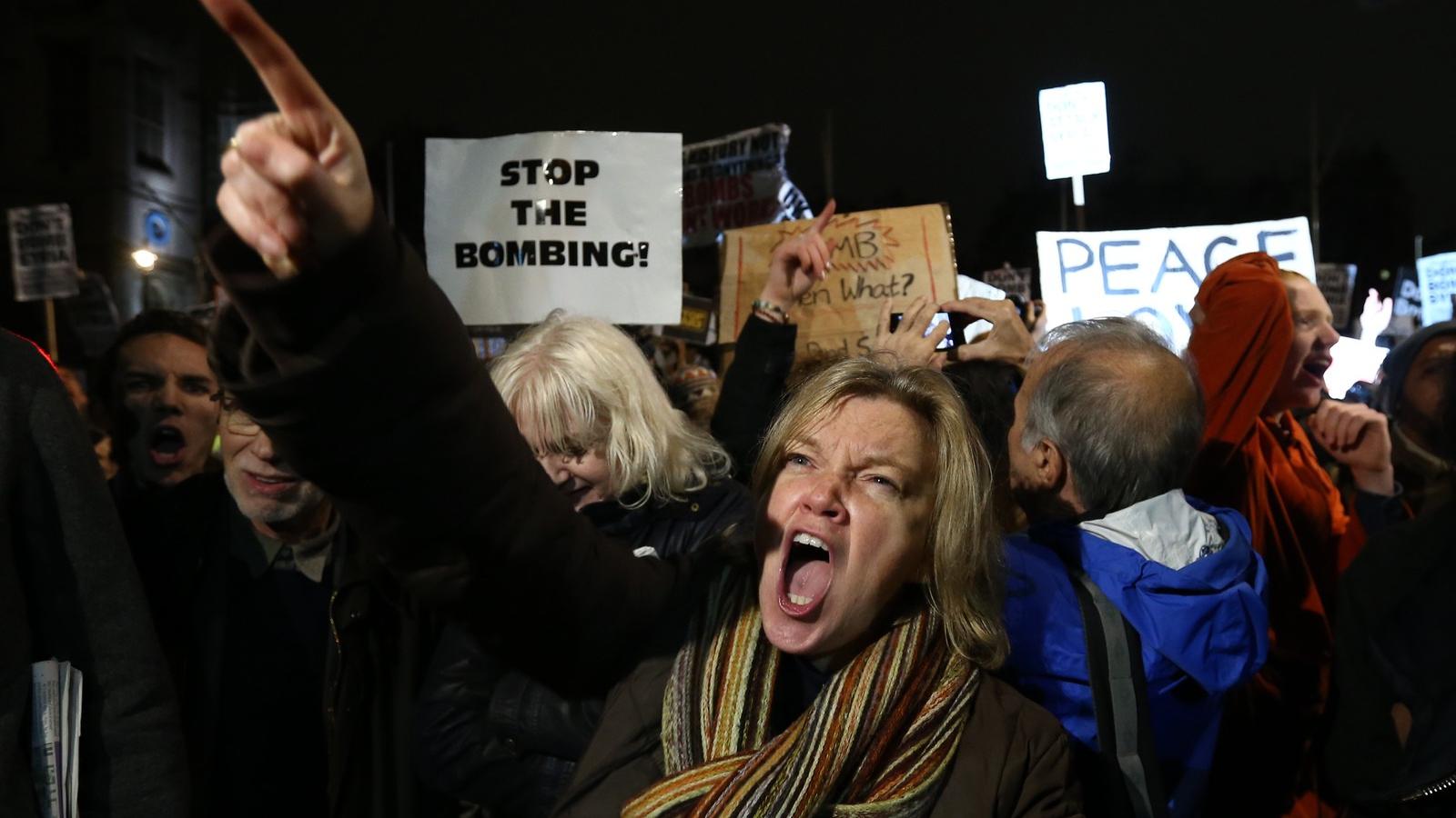 Anglia, London 2015 december 2 - Tüntetők tiltakoznak a szíriai brit légicsapások ellen Fotó: Carl Court / Getty Images