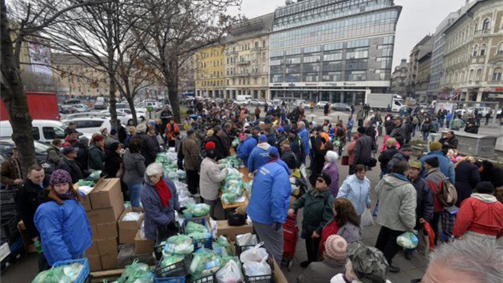 A DK ételosztása Budapesten MTI Fotó: Máthé Zoltán