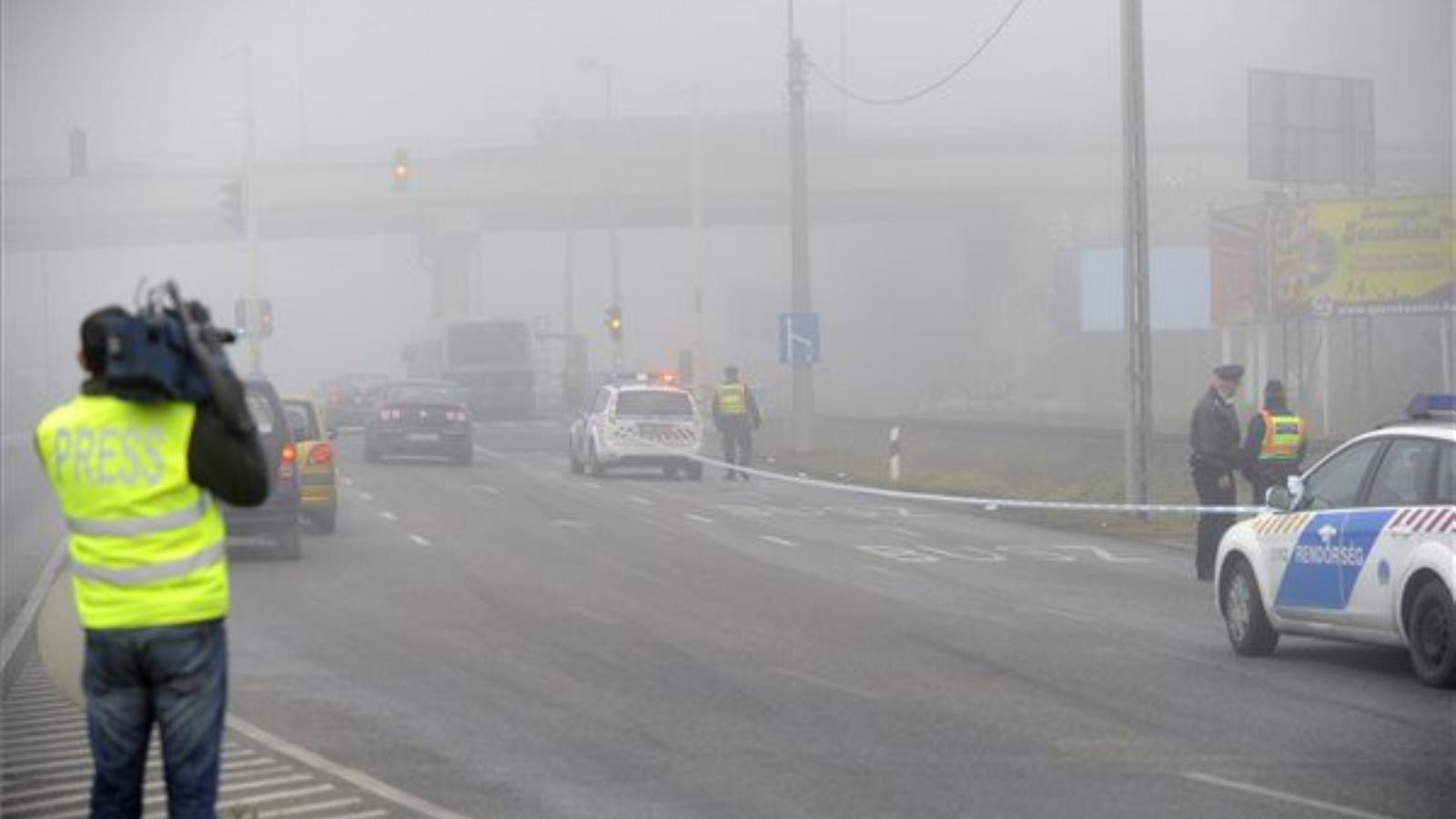 Helyszínelés az irodaháznál FOTÓ: MTI, Mihádák Zoltán