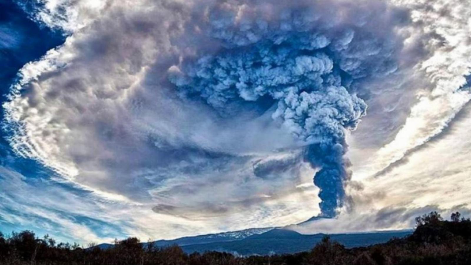 A város lakosai félelemmel vegyes örömmel üdvözölték az Etna kitörését