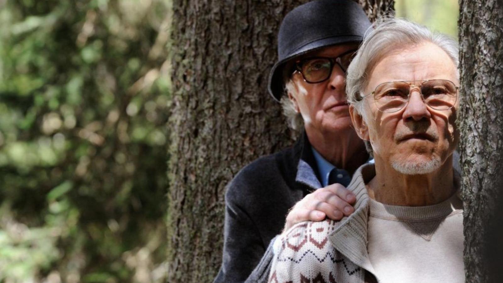 A szeretkezőket kukkoló két öreg, Michael Caine és Harvey Keitel a svájci Alpok erdejében FORRÁS: MOZINET