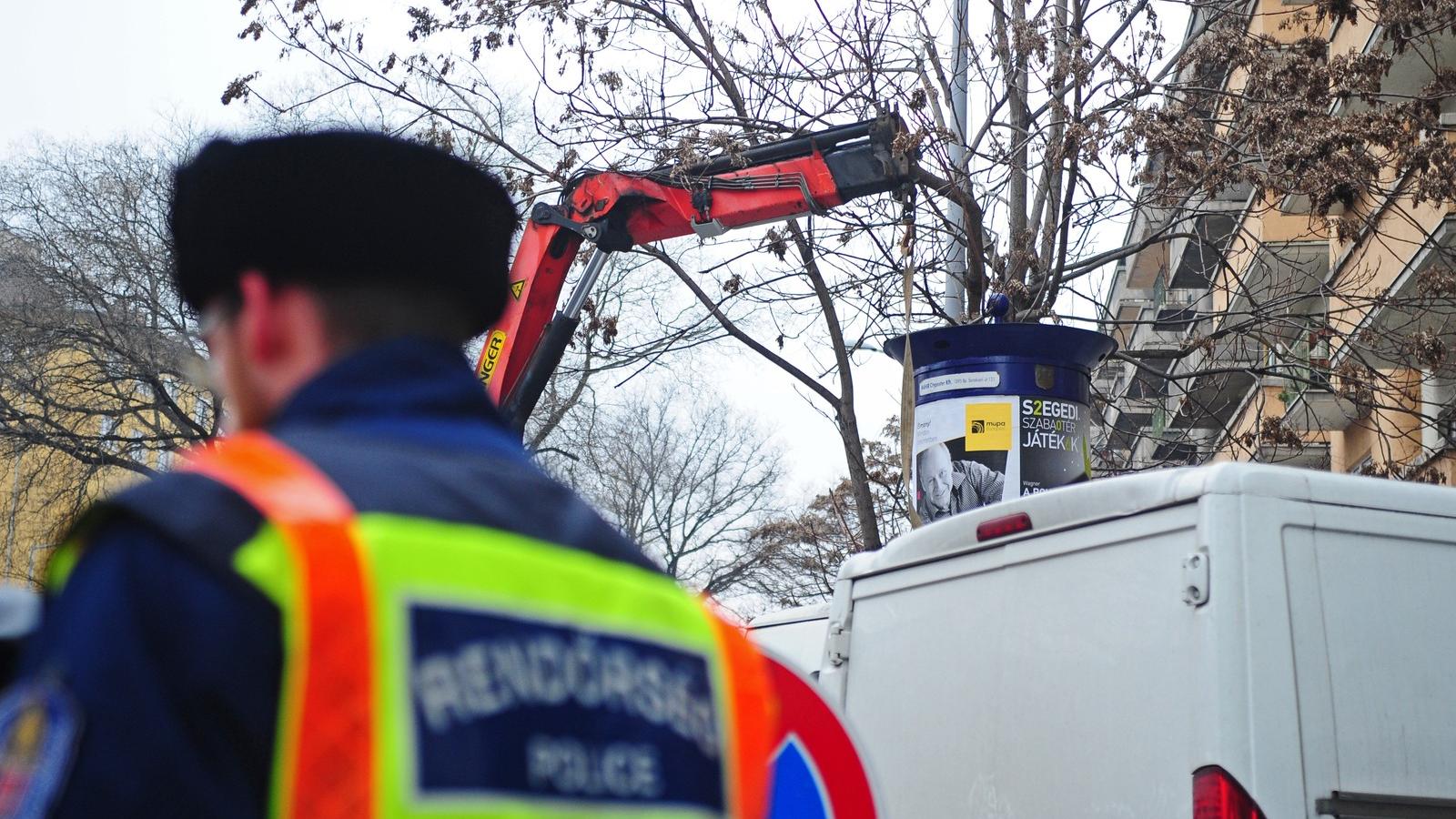 Szombaton a XI. kerületben bontották a Mahir oszlopait. Fotó: Molnár Ádám