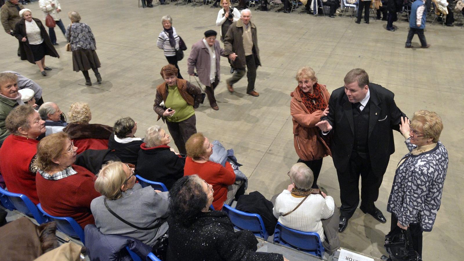 Schmuck Andor, a Szocdemek - Magyar Szociáldemokraták Pártja elnöke üdvözli a résztvevőket. MTI Fotó: Máthé Zoltán.