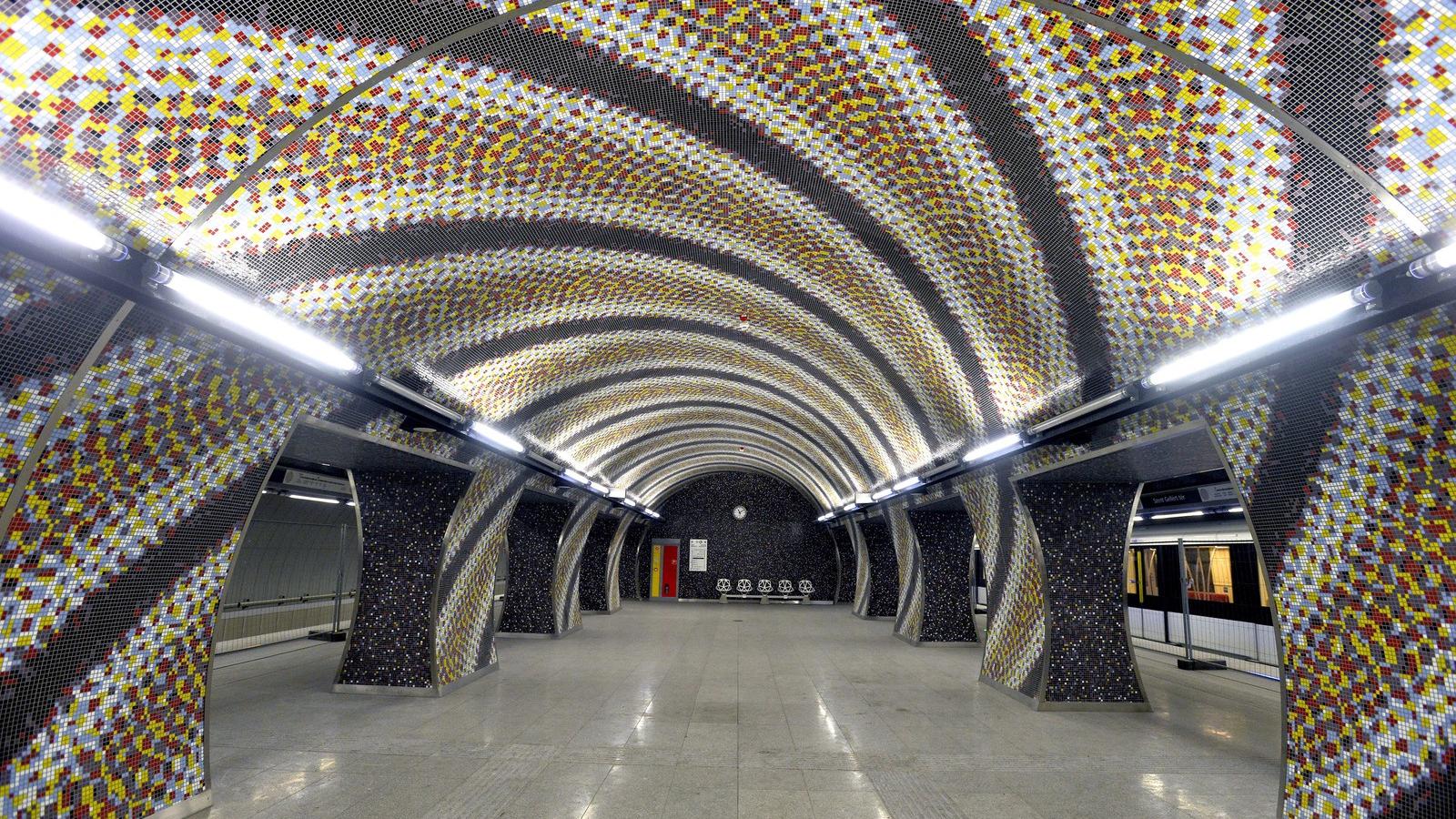 Mozaikokkal fedett peronrészlet a 4-es metró Szent Gellért téri állomásán. MTI Fotó: Máthé Zoltán.