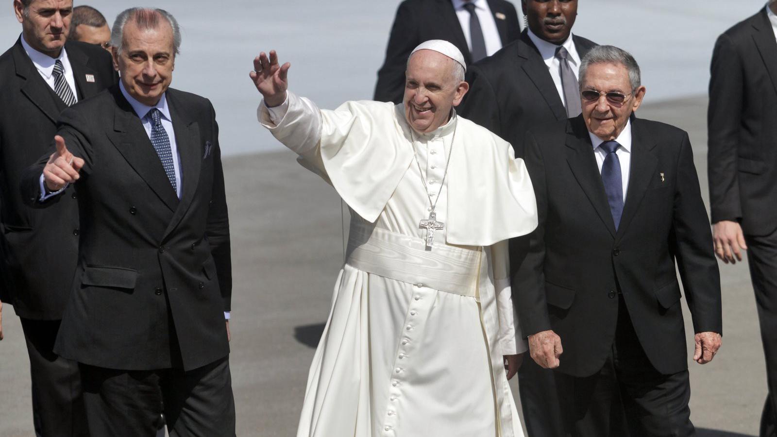 A katolikus egyházfőt a havannai repülőtéren Raul Castro államfő fogadta FOTÓ: EUROPRESS/GETTY IMAGES/SVEN CREUTZMANN