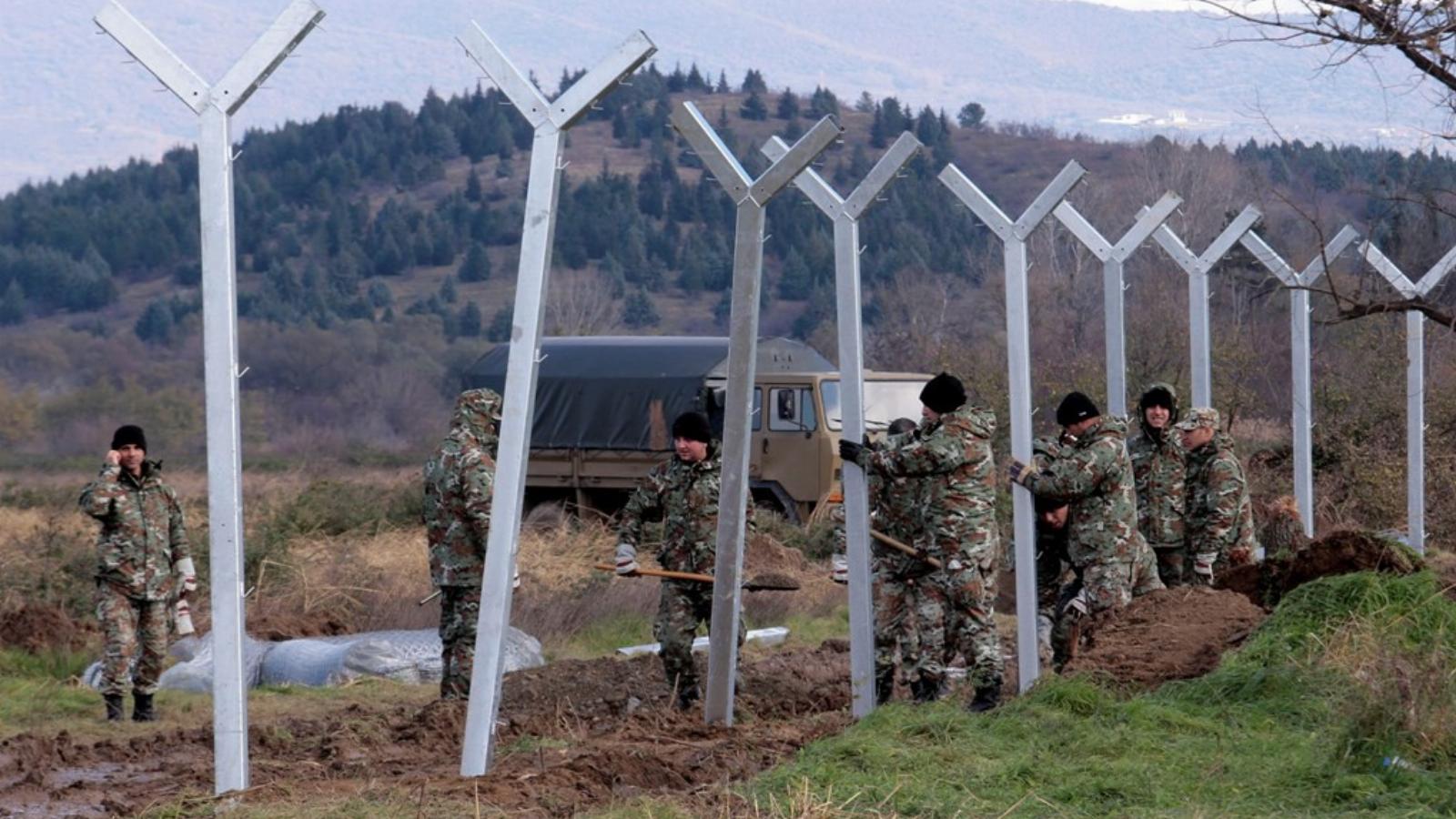 Macedón katonák kerítésépítés közben FOTÓ: EUROPRESS/GETTY IMAGES/MILOS BICANSKI