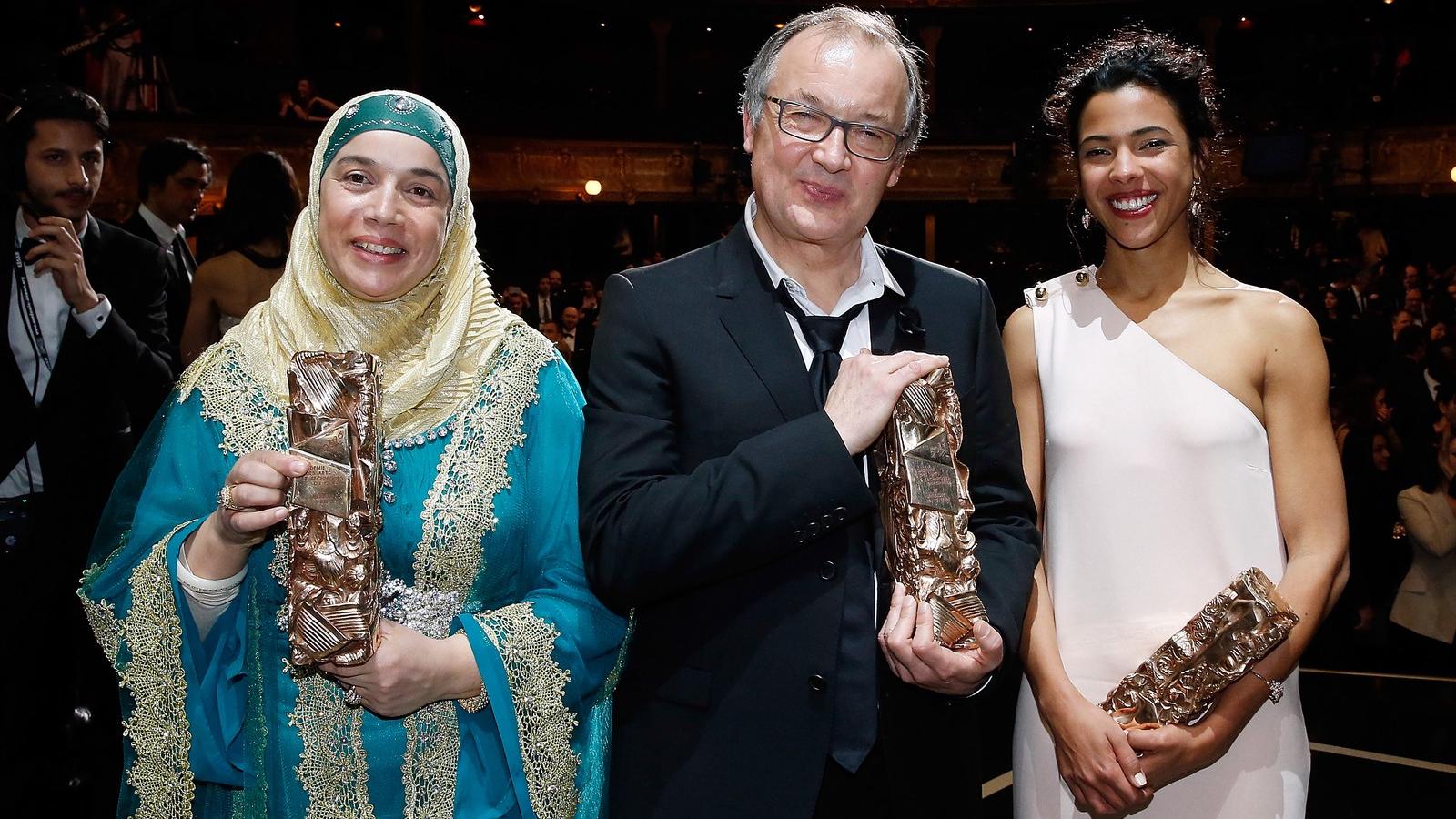 Középen Philippe Faucon rendező, oldalán  Soria Zeroual és Zita Hanrot színésznővel. FOTÓ: Rindoff/Charriau/Getty Images