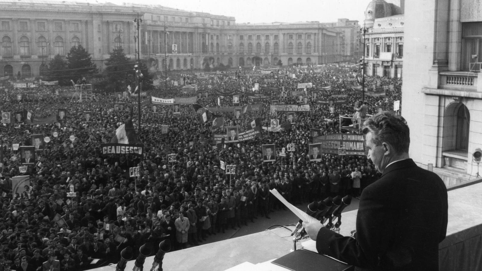 1967 -Nicolae Ceausescu beszédet Bukarestben - Fotó: Keystone/Getty Images