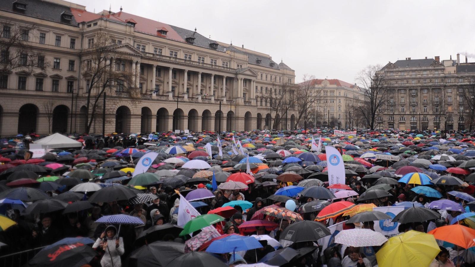  A Kossuth téri esernyős tüntetés már megmozgatta a közoktatást féltőket FOTÓ: TÓTH GERGŐ